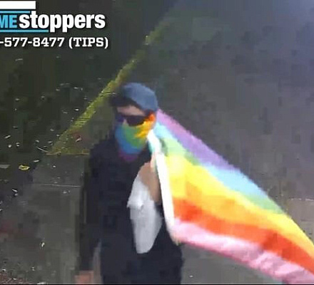 Нью-Йорк: неизвестный в «радужной» маске за одну ночь осквернил 3 церкви антихристианскими надписями, неся флаг ЛГБТ