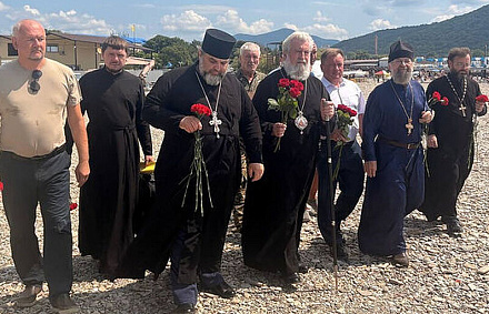 Епископ Новороссийский Сергий совершил литию по погибшим в краснодарском селе Архипо-Осиповка