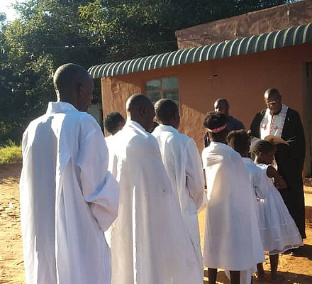 В Замбии крещены 14 местных жителей