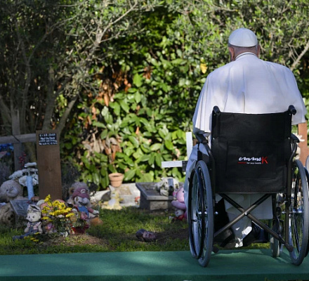 El Papa Francisco reza en el cementerio por los niños no nacidos en el Día de Todos los Santos