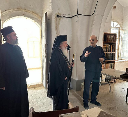 Его Блаженство Патриарх Иерусалимский в Монастыре честного креста