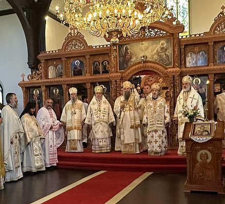 Патриарх Порфирий совершил Святую литургию в храме Святой Троицы в Монреале