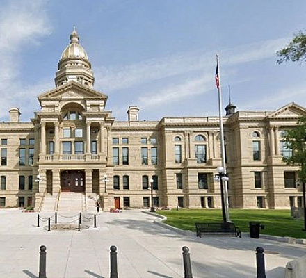 Вайоминг: новый закон защищает учителей и других работников от необходимости использовать предпочитаемые трансгендерами местоимения