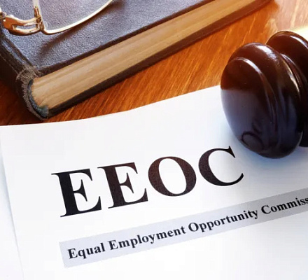 Судья защищает работодателей-католиков от требования предоставлять отгулы за аборты и ЭКО