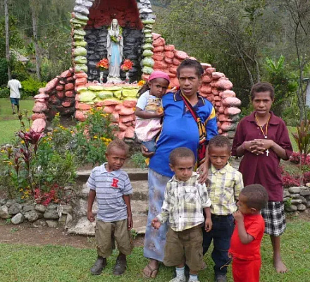 Some people in Papua New Guinea walked 3 weeks to see Pope Francis