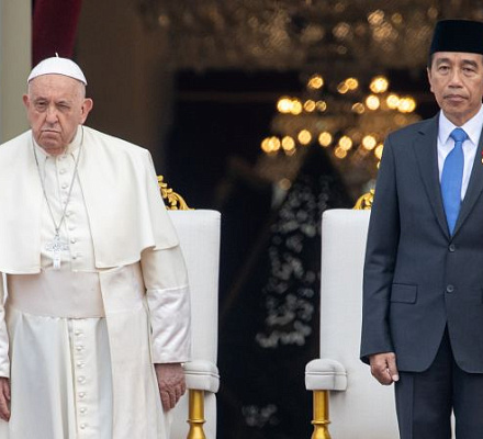Pope Francis begins Indonesia visit with call for Catholic-Muslim dialogue