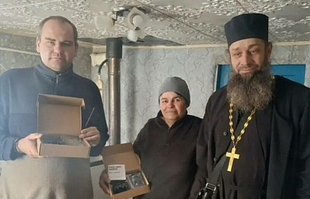 Патриаршая гуманитарная миссия передала рации для приграничных сел Харьковской области