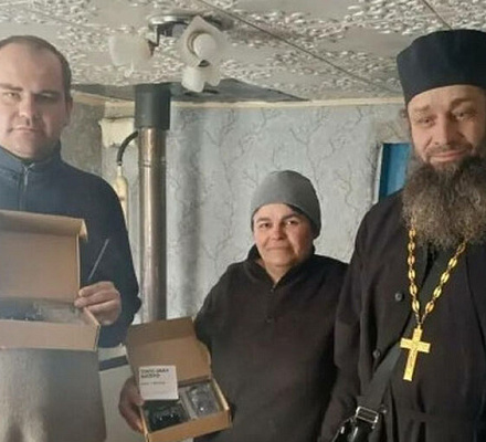 Патриаршая гуманитарная миссия передала рации для приграничных сел Харьковской области