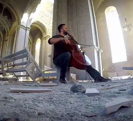 Un violoncelle retentit dans l'église endommagée par les missiles du Saint-Christ tout-Sauveur à Shushi
