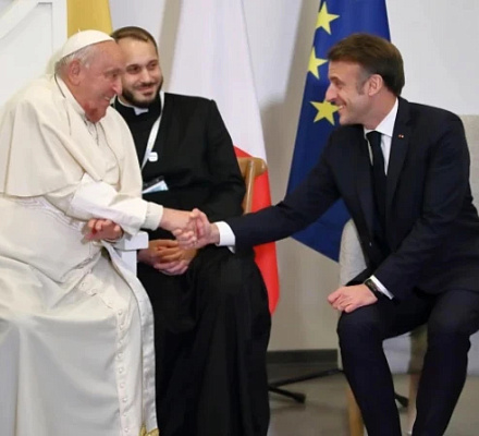 En su encuentro con el francés Macron, el Papa Francisco comparte una oración para tener sentido del humor