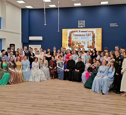 В Мурманске прошел традиционный Романовский бал, посвященный Всемирному дню православной молодежи