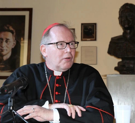 El cardenal holandés aboga por una reforma centrada en Cristo por encima de cuestiones controvertidas