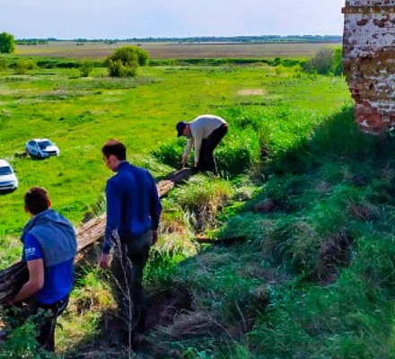 I volontari ortodossi in Tatarstan 'hanno preso il patrocinio' su una chiesa rurale abbandonata