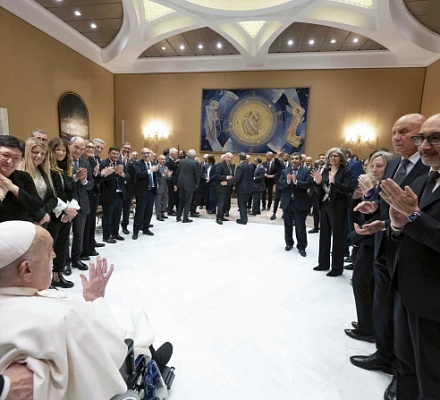 Pope Francis welcomes Gemelli medical teams to the Vatican, thanks them for their care