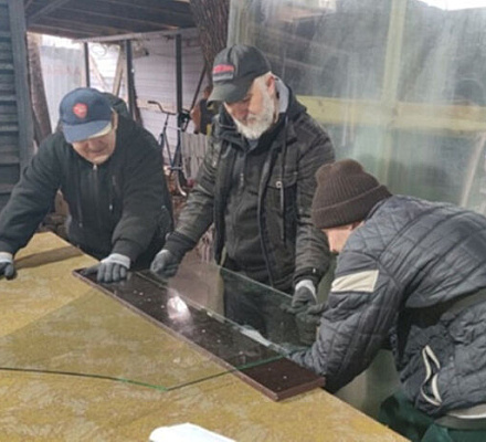 В Богоявленском соборе Горловки начали выдавать оконные стекла пострадавшим мирным жителям