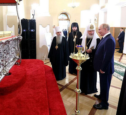 Президент России Владимир Путин в сопровождении Святейшего Патриарха Кирилла посетил Александро-Невскую лавру