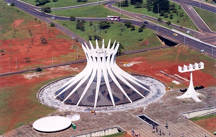 Catedral de la Santísima Virgen María de Aparecida (Catedral Metropolitana de Nossa Senhora Aparecida) en Brasilia