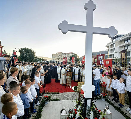 Сербский Патриарх Порфирий освятил крест на месте будущего собора в Биеле