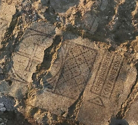 В Израиле обнаружены руины древнего монастыря с цитатой из Второзакония на мозаике