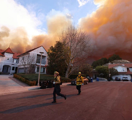 Los incendios forestales en la zona de Los Ángeles arrasan una iglesia y obligan a cerrar escuelas
