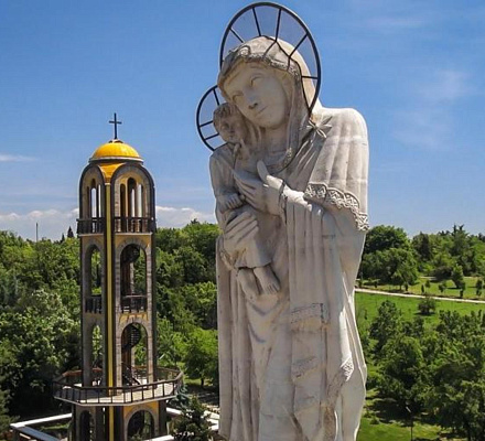Statua della Vergine e del bambino a Haskovo