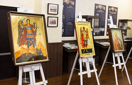 Синодальный отдел по взаимодействию с Вооруженными силами и правоохранительными органами передал Следственному комитету РФ иконы Архангела Михаила, небесного покровителя ведомства