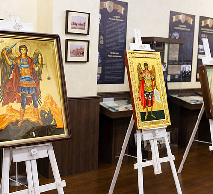 Синодальный отдел по взаимодействию с Вооруженными силами и правоохранительными органами передал Следственному комитету РФ иконы Архангела Михаила, небесного покровителя ведомства