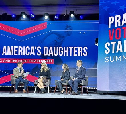 Участники саммита "Молись, голосуй, стой" выступают против программы администрации в отношении транссексуалов