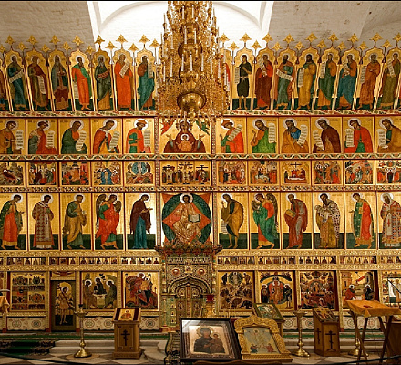 Как располагаются иконы в иконостасе храма
