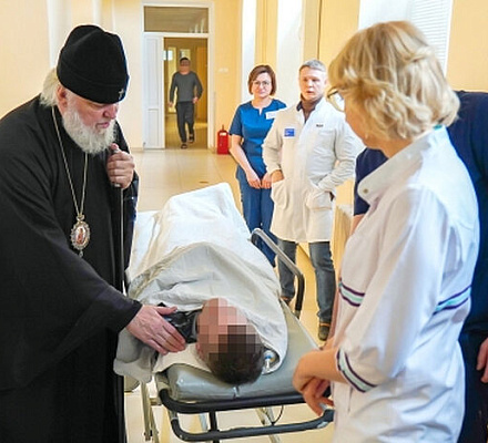 Митрополит Курский и Рыльский Герман посетил раненых военнослужащих