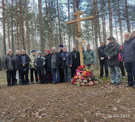 На Ржевском полигоне установили поклонный крест и зачитали имена расстрелянных там большевиками